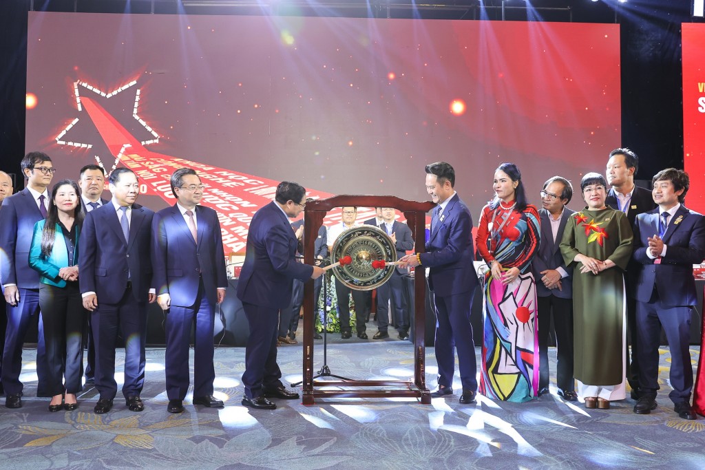Thủ tướng và Chủ tịch VPFS 2025 cùng các doanh nhân thực hiện nghi thức đánh cồng, chính thức khởi động một giai đoạn phát triển mới của khu vực kinh tế tư nhân Việt Nam - Ảnh: VGP/Nhật Bắc