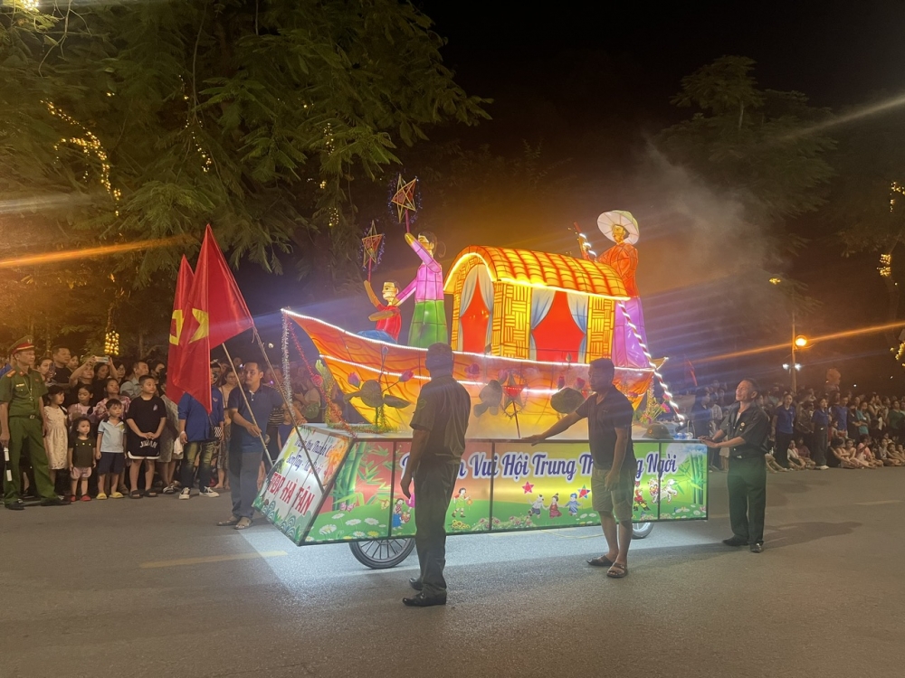 Lung linh sắc màu đêm rước đèn Trung thu tại Sơn Tây Lung linh sắc màu đêm rước đèn Trung thu tại Sơn Tây