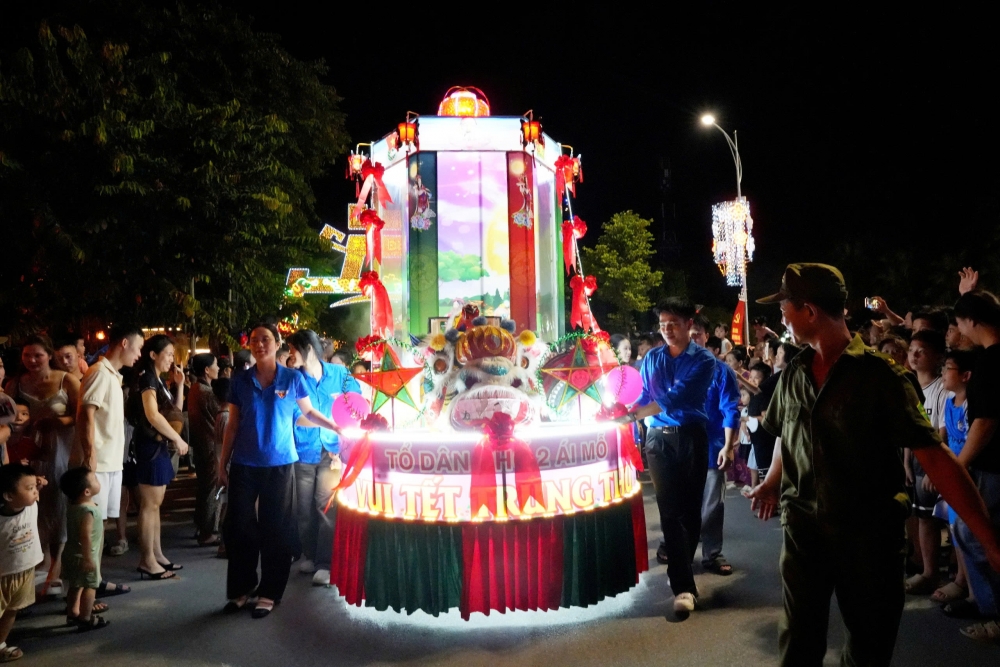 Lung linh sắc màu đêm rước đèn Trung thu tại Sơn Tây Lung linh sắc màu đêm rước đèn Trung thu tại Sơn Tây