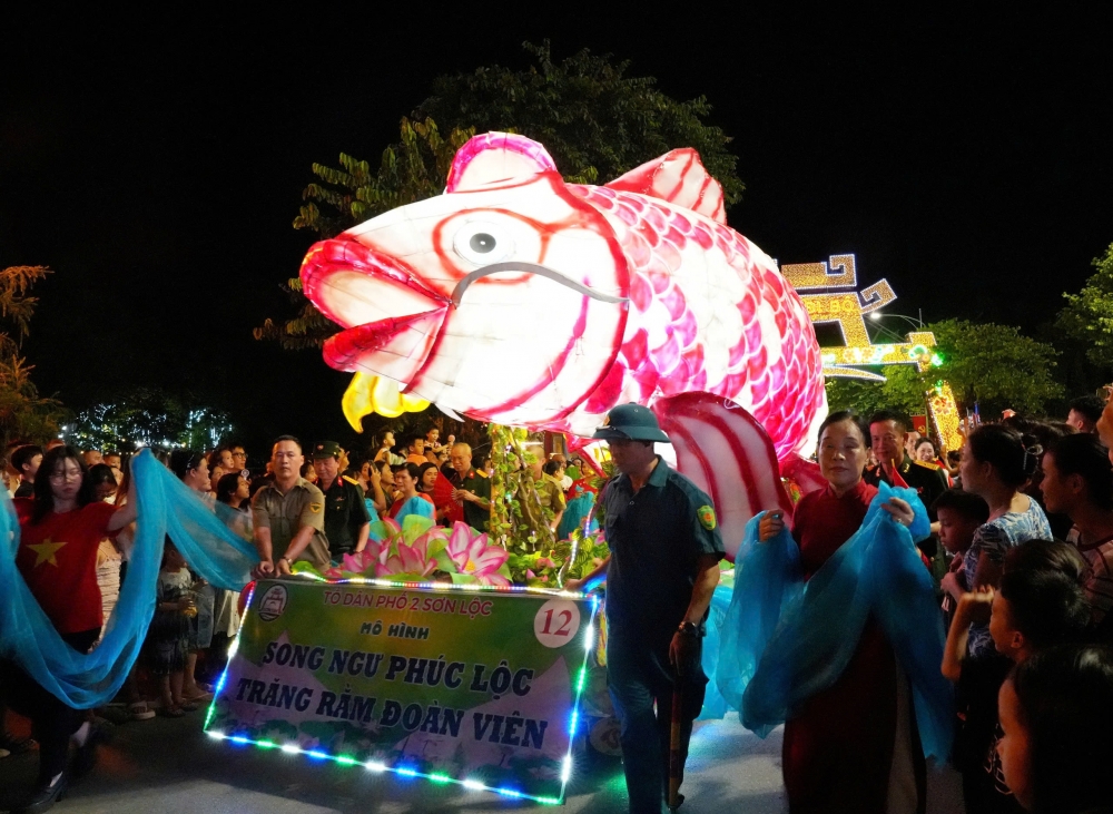 Lung linh sắc màu đêm rước đèn Trung thu tại Sơn Tây Lung linh sắc màu đêm rước đèn Trung thu tại Sơn Tây