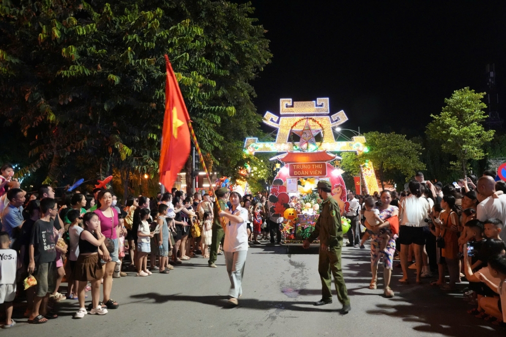 Lung linh sắc màu đêm rước đèn Trung thu tại Sơn Tây Lung linh sắc màu đêm rước đèn Trung thu tại Sơn Tây