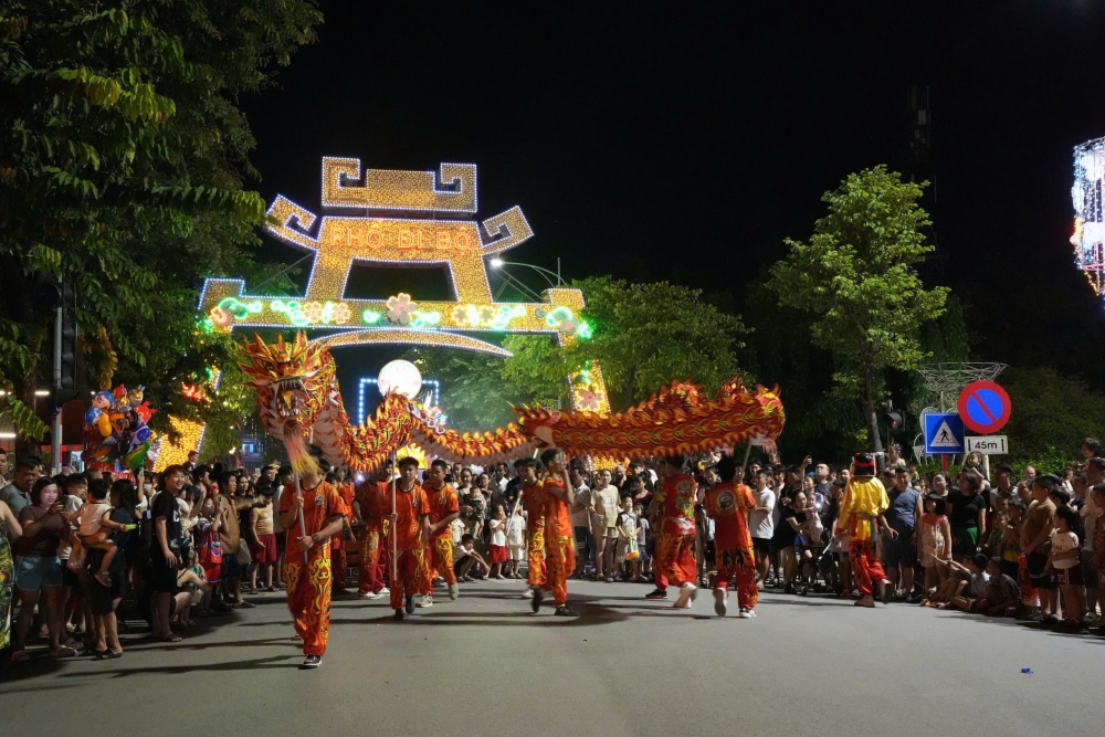 Lung linh sắc màu đêm rước đèn Trung thu tại Sơn Tây Lung linh sắc màu đêm rước đèn Trung thu tại Sơn Tây