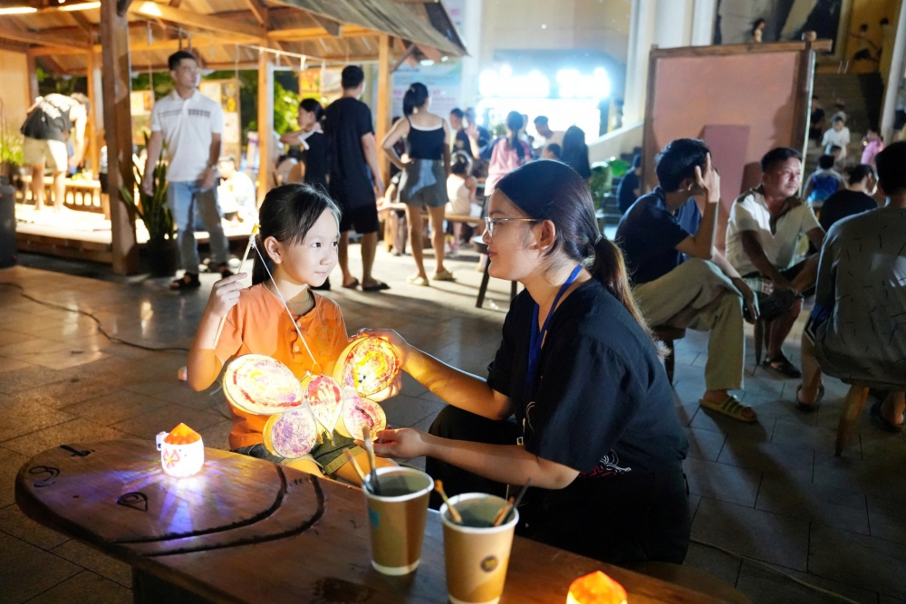 Lung linh sắc màu đêm rước đèn Trung thu tại Sơn Tây Lung linh sắc màu đêm rước đèn Trung thu tại Sơn Tây