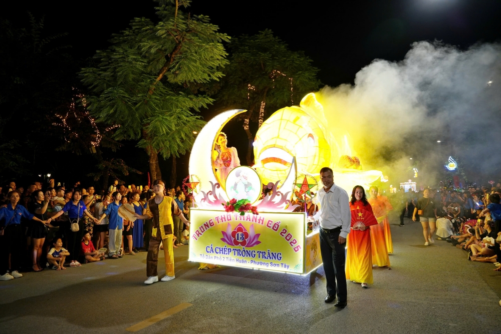 Lung linh sắc màu đêm rước đèn Trung thu tại Sơn Tây Lung linh sắc màu đêm rước đèn Trung thu tại Sơn Tây