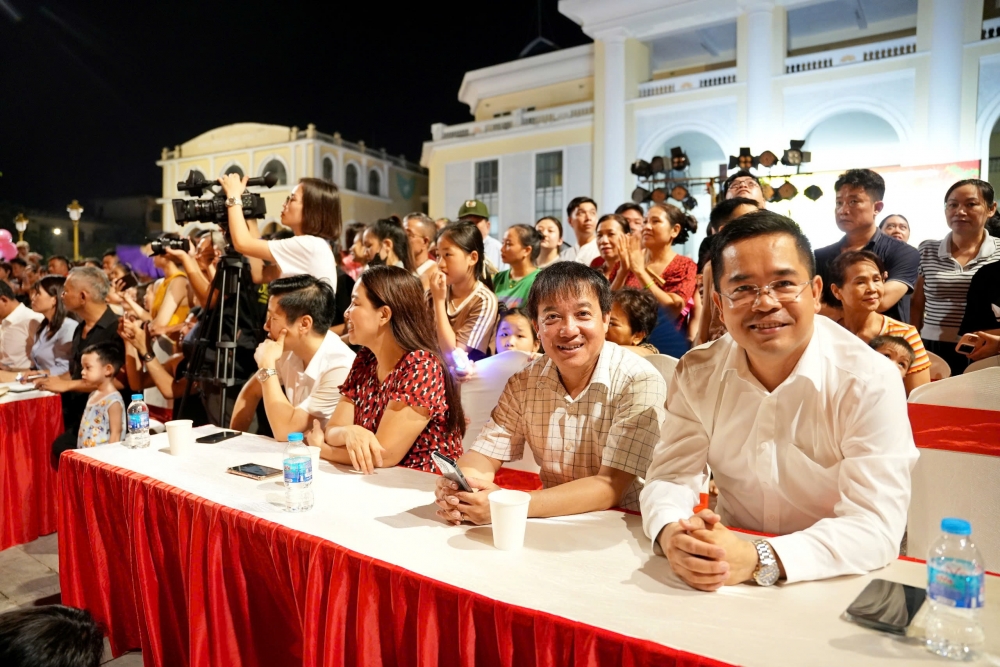 Lung linh sắc màu đêm rước đèn Trung thu tại Sơn Tây Lung linh sắc màu đêm rước đèn Trung thu tại Sơn Tây