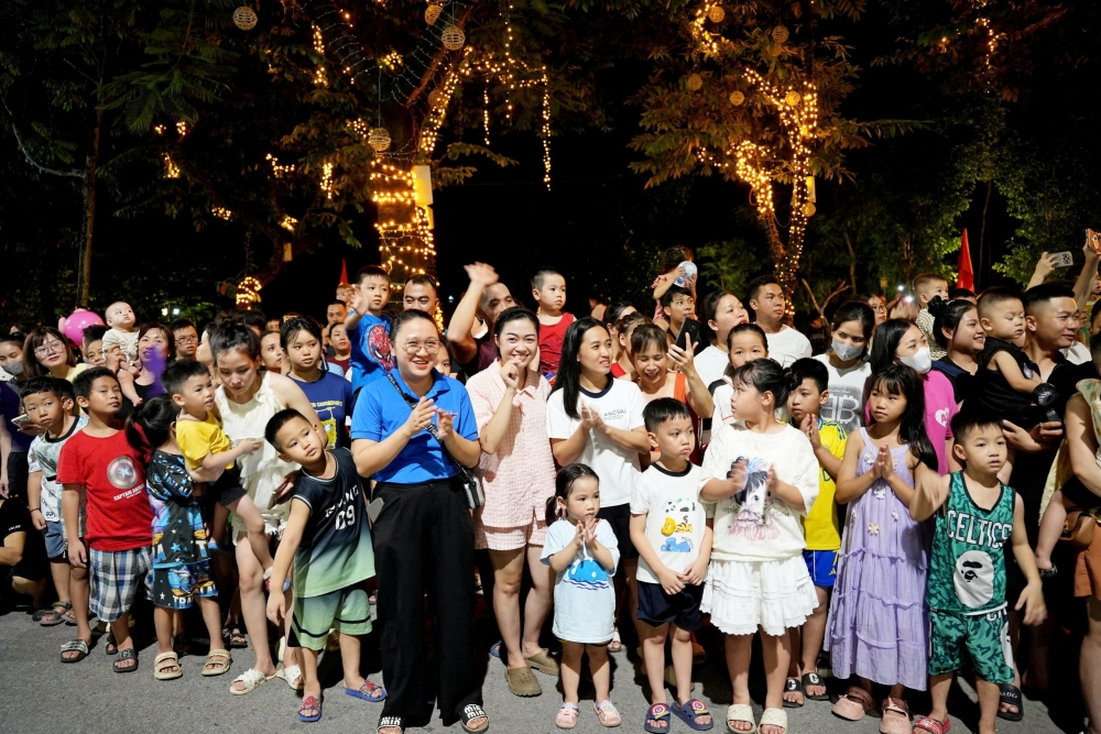 Lung linh sắc màu đêm rước đèn Trung thu tại Sơn Tây Lung linh sắc màu đêm rước đèn Trung thu tại Sơn Tây