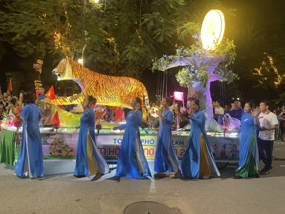 Lung linh sắc màu đêm rước đèn Trung thu tại Sơn Tây Lung linh sắc màu đêm rước đèn Trung thu tại Sơn Tây