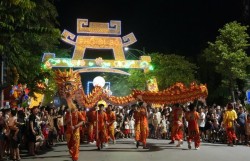 Lung linh sắc màu đêm rước đèn Trung thu tại Sơn Tây