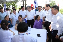 Người dân xã Tiến Thắng nô nức đi khám sức khỏe miễn phí