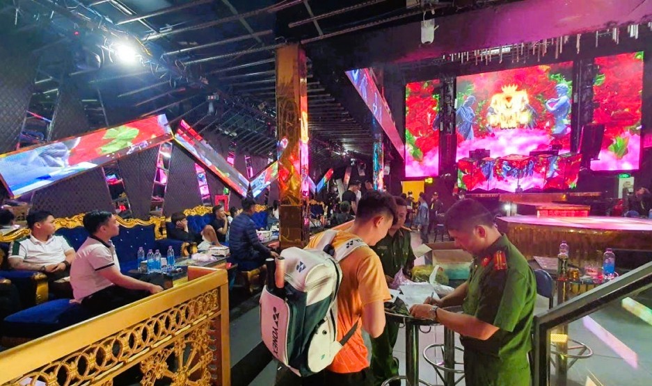 Lực lượng chức năng kiểm tra Bar Monaco (Nguồn: CAĐL) Lực lượng chức năng kiểm tra Bar Monaco (Nguồn: CAĐL)