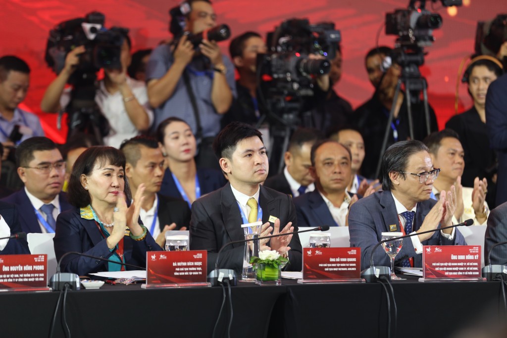 Quang cảnh Phiên đối thoại cấp cao Diễn đàn Kinh tế tư nhân Việt Nam 2025