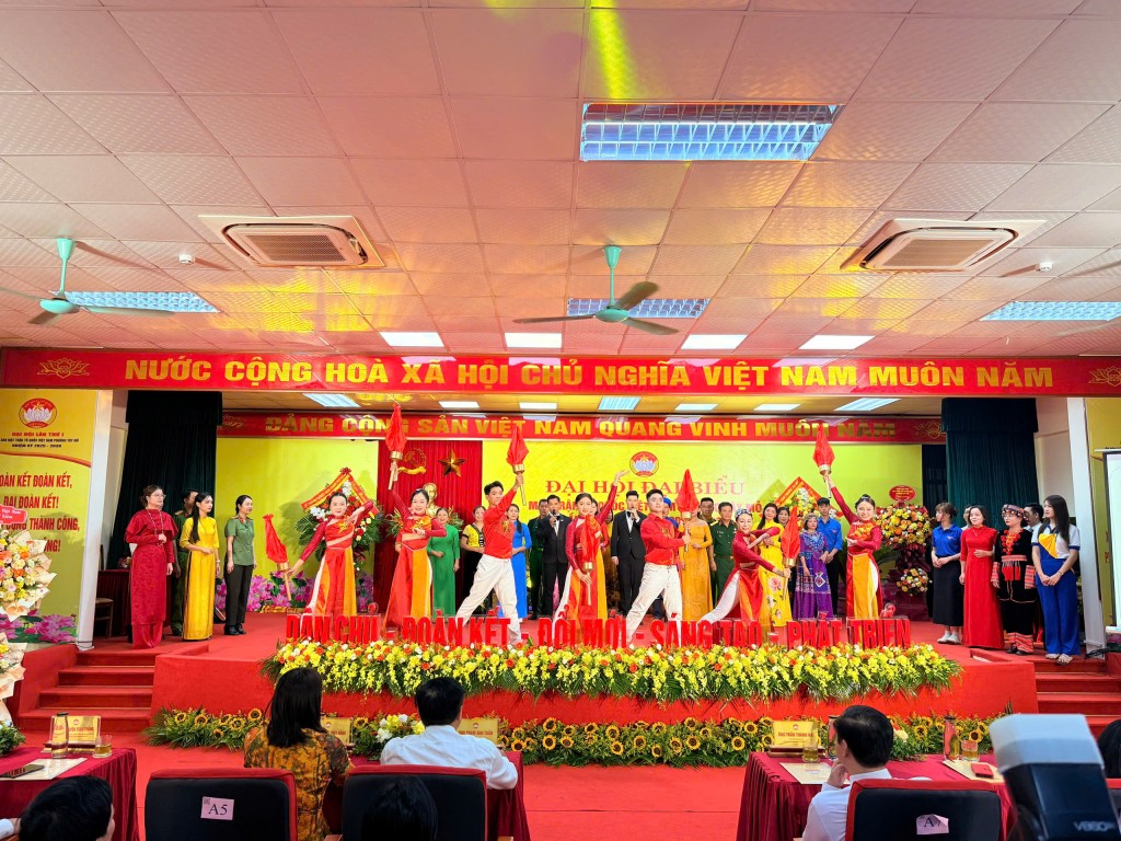 Tiết mục văn nghệ chào mừng Đại hội Mặt trận Tổ quốc Việt Nam phường Tây Mỗ lần thứ I