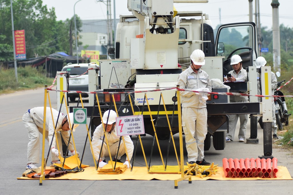 Những người lính đặc nhiệm Hotline chuẩn bị các dụng cụ cần thiết cho một phiên làm việc