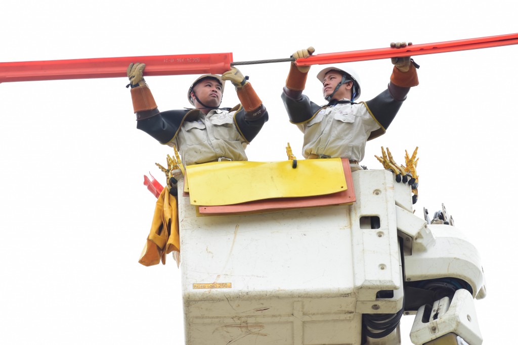 Công nhân đội Hotline thao tác sửa chữa trên lưới điện “sống”