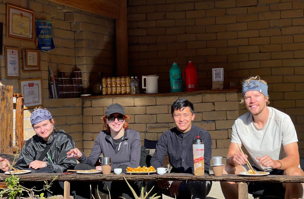 Anh Sùng Mí Phìn (thứ hai từ phải sang) xây dựng mô hình homestay và du lịch cộng đồng thu hút du khách đến tham quan, lưu trú. Ảnh: NVCC