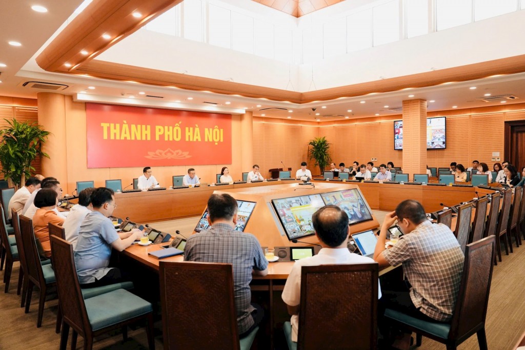 Các đại biểu tham dự Hội nghị trực tuyến toàn quốc thúc đẩy đầu tư công năm 2025 tại điểm cầu Hà Nội. Ảnh: Đình Hiệp