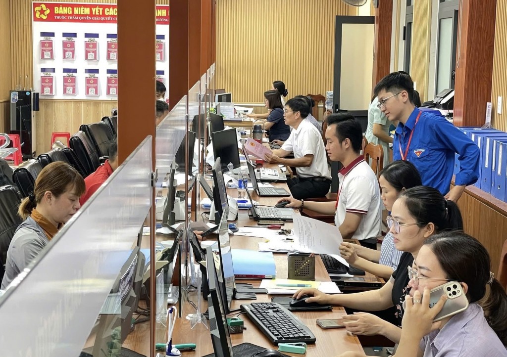 Sở Nông nghiệp và Môi trường TP Đà Nẵng biệt phái 75 cán bộ lĩnh vực đất đai về hỗ trợ xã, phường giải quyết thủ tục hành chính (Ảnh minh họa) Sở Nông nghiệp và Môi trường TP Đà Nẵng biệt phái 75 cán bộ lĩnh vực đất đai về hỗ trợ xã, phường giải quyết thủ tục hành chính (Ảnh minh họa)