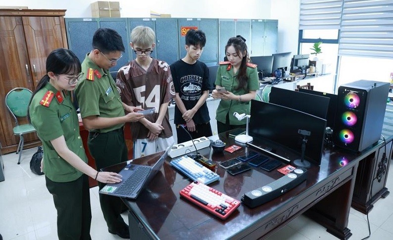 Phòng An ninh mạng và phòng, chống tội phạm sử dụng công nghệ cao làm việc với 02 đối tượng Hoàng Vạn Sơn và Đinh Bảo Thái Phòng An ninh mạng và phòng, chống tội phạm sử dụng công nghệ cao làm việc với 02 đối tượng Hoàng Vạn Sơn và Đinh Bảo Thái