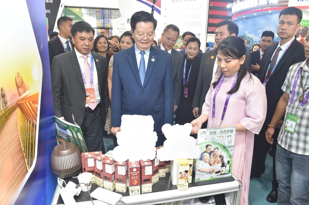 Phó Thủ tướng Mai Văn Chính tham quan các gian hàng Việt Nam tại Hội chợ - Ảnh: VGP/Giang Thanh