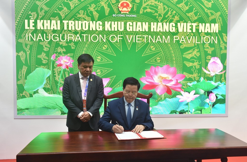 Phó Thủ tướng ghi lưu bút tại Lễ Khai trương khu gian hàng Việt Nam - Ảnh: VGP/Giang Thanh