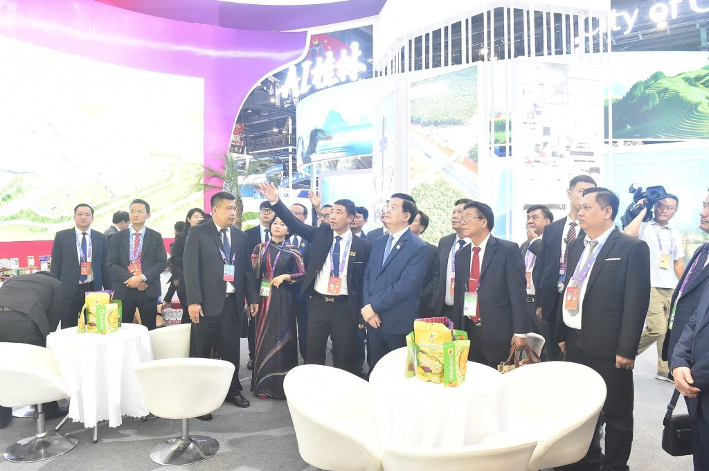 Phó Thủ tướng tham quan Gian hàng Quốc gia Việt Nam - Ảnh: VGP/Giang Thanh