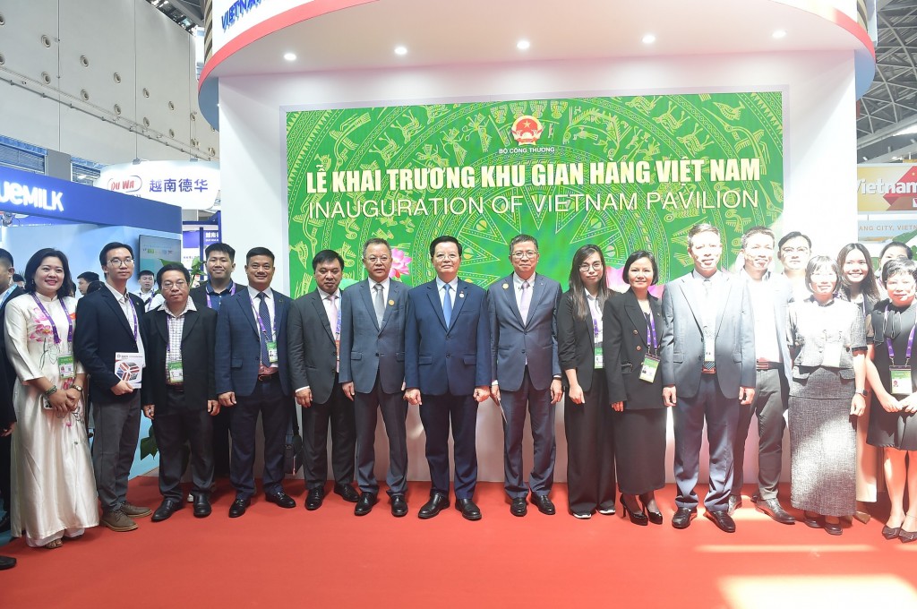 Phó Thủ tướng cùng các đại biểu chụp ảnh tại khu gian hàng Việt Nam - Ảnh: VGP/Giang Thanh