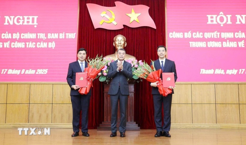 Công bố quyết định của Bộ Chính trị điều động, chỉ định 2 Phó Bí thư Tỉnh ủy Thanh Hóa