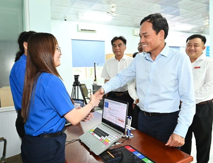 Bí thư Thành ủy TP HCM Trần Lưu Quang hỏi thăm người dân và cán bộ tại Trung tâm Phục vụ hành chính công phường