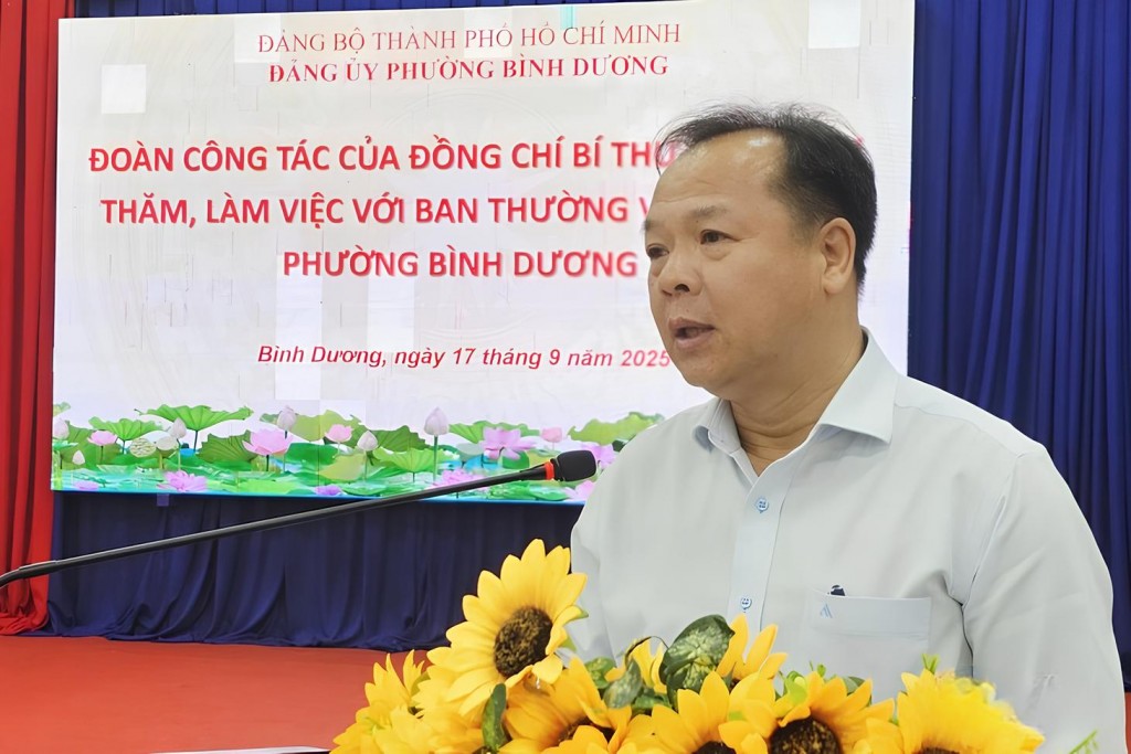 Bí thư Đảng ủy phường Bình Dương Nguyễn Văn Đông trình bày báo cáo, kiến nghị tại buổi làm việc với Bí thư Thành ủy TP Hồ Chí Minh.