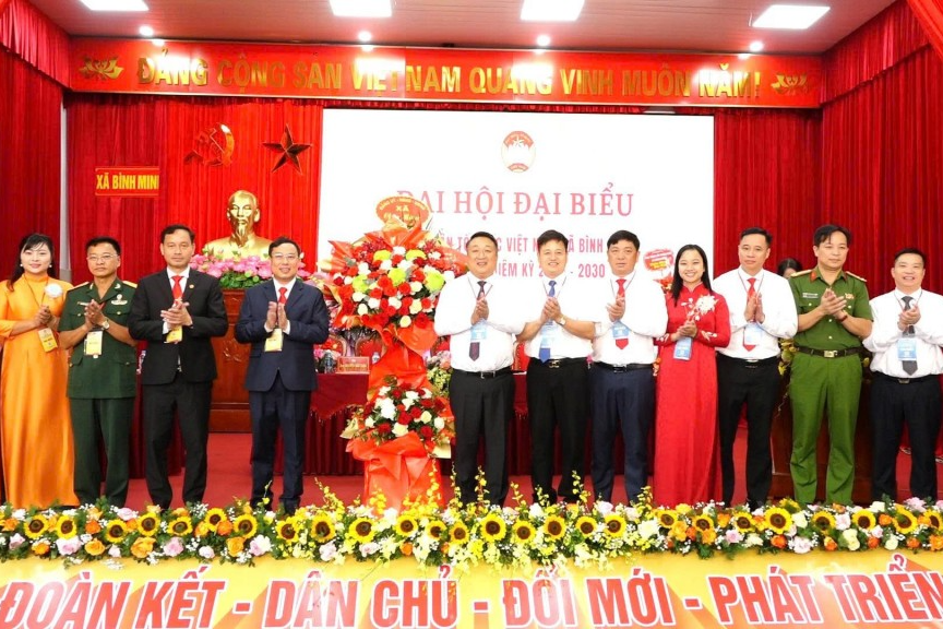 Lãnh đạo xã Bình Minh tặng hoa chúc mừng Đại hội (Ảnh: Đỗ Phong) Lãnh đạo xã Bình Minh tặng hoa chúc mừng Đại hội (Ảnh: Đỗ Phong)