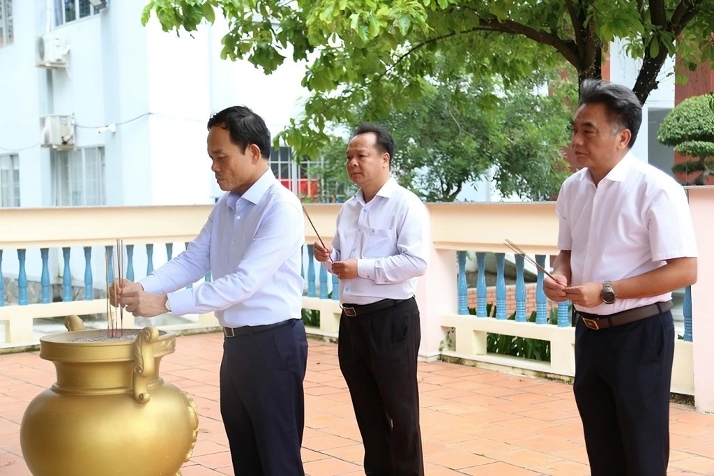 Bí thư Thành ủy TP Hồ Chí Minh Trần Lưu Quang, Phó Chủ tịch UBND TP Hồ Chí Minh Nguyễn Lộc Hà cùng Bí thư Đảng ủy phường Bình Dương Nguyễn Văn Đông dâng hương tại Khu tưởng niệm các Anh hùng liệt sĩ.