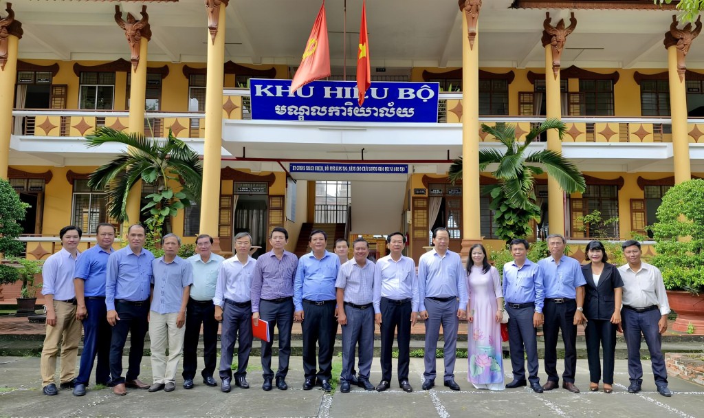 Lãnh đạo TP Cần Thơ cùng địa phương thăm, chúc mừng Lễ Sene Dolta tại Trường Bổ túc Văn hóa Trung cấp Pali Nam Bộ. Ảnh: Phương Anh Lãnh đạo TP Cần Thơ cùng địa phương thăm, chúc mừng Lễ Sene Dolta tại Trường Bổ túc Văn hóa Trung cấp Pali Nam Bộ. Ảnh: Phương Anh