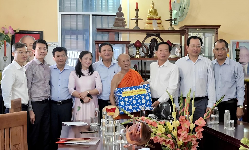Bí thư Thành ủy Cần Thơ cùng đoàn công tác thăm, tặng quà Hòa thượng Tăng Nô. (Ảnh: Phương Anh) Bí thư Thành ủy Cần Thơ cùng đoàn công tác thăm, tặng quà Hòa thượng Tăng Nô. (Ảnh: Phương Anh)
