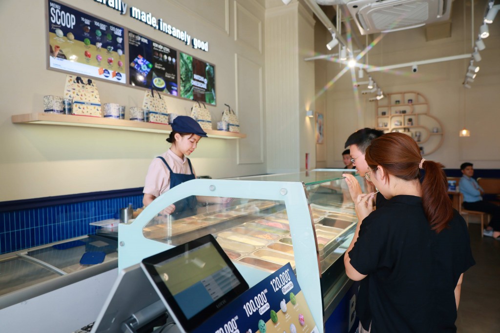 Khánh hàng đến và thưởng thức kem Bliss ngày khai trương cửa hàng đầu tiên tại Hà Nội_2 (1) Khánh hàng đến và thưởng thức kem Bliss ngày khai trương cửa hàng đầu tiên tại Hà Nội_2 (1)