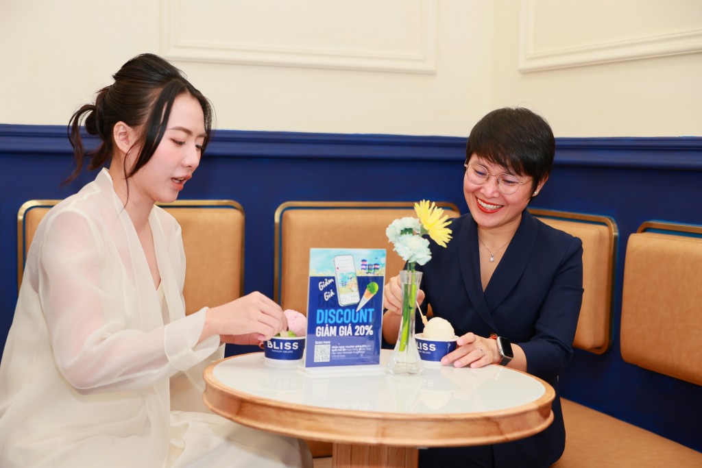 Khánh hàng đến và thưởng thức kem Bliss ngày khai trương cửa hàng đầu tiên tại Hà Nội (1) Khánh hàng đến và thưởng thức kem Bliss ngày khai trương cửa hàng đầu tiên tại Hà Nội (1)
