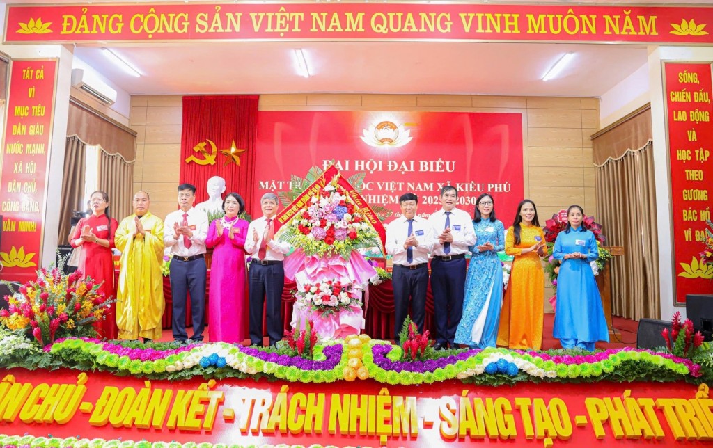 Phó Chủ tịch Ủy ban MTTQ Việt Nam thành phố Hà Nội tặng hoa chúc mừng Đại hội