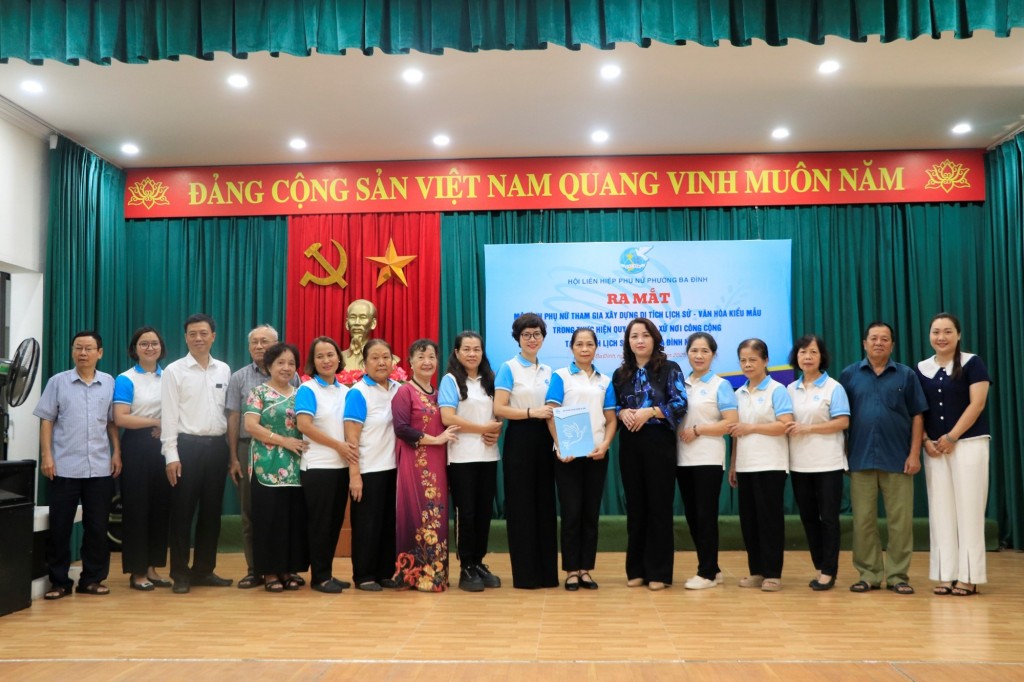 Tại buổi ra mắt, Hội LHPN phường Ngọc Hà đã công bố quyết định thành lập “Tổ Phụ nữ nòng cốt tuyên truyền thực hiện quy tắc ứng xử tại Di tích lịch sử, văn hóa Đình Ngọc Hà”