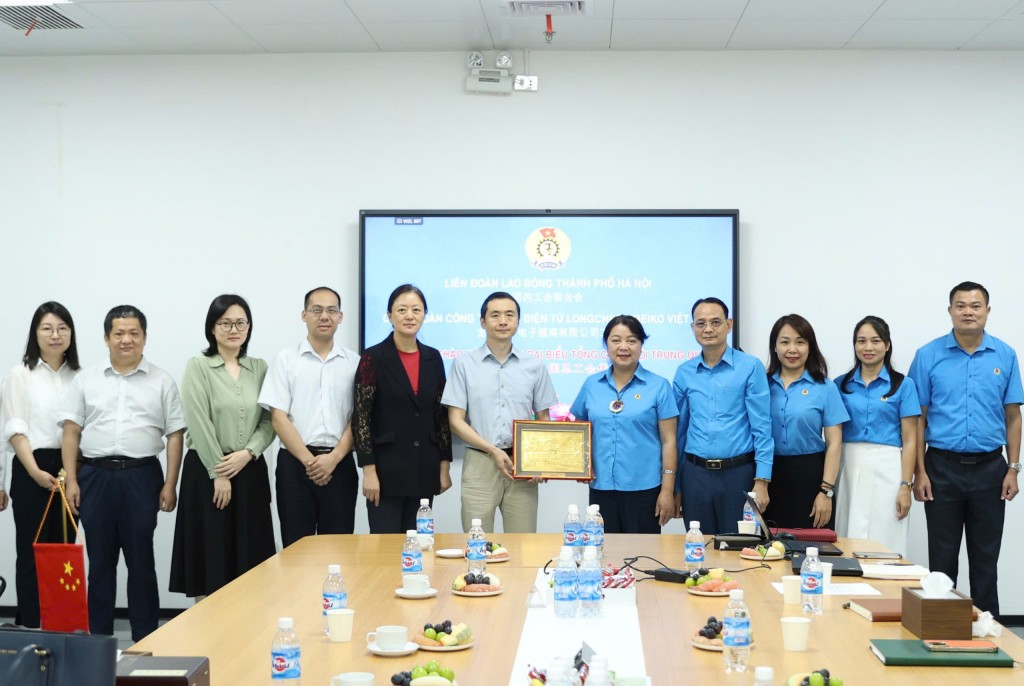LĐLĐ thành phố Hà Nội tặng quà lưu niệm cho Đoàn đại biểu Tổng Công hội Trung Quốc