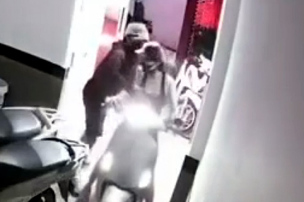 Camera ghi lại hình ảnh đối tượng manh động sàm sỡ, cướp túi xách của phụ nữ Camera ghi lại hình ảnh đối tượng manh động sàm sỡ, cướp túi xách của phụ nữ