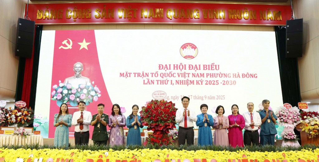 Lãnh đạo Đảng ủy - HĐND - UBND phường Hà Đông chúc mừng đại hội Lãnh đạo Đảng ủy - HĐND - UBND phường Hà Đông chúc mừng đại hội