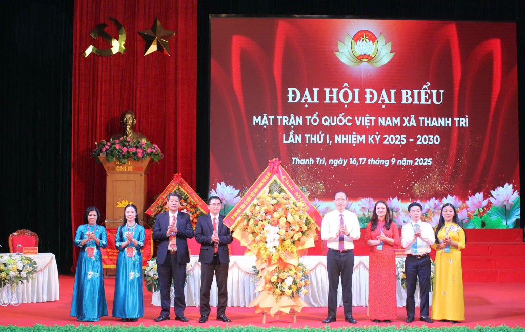 Đồng chí Nguyễn Tiến Hưng, Ủy viên Ban Chấp hành Trung ương Đoàn, Phó Chủ tịch Ủy ban MTTQ Việt Nam TP Hà Nội, Bí thư Thành đoàn, Chủ tịch Hội Sinh viên Việt Nam TP Hà Nội tặng hoa chúc mừng Đại hội Đồng chí Nguyễn Tiến Hưng, Ủy viên Ban Chấp hành Trung ương Đoàn, Phó Chủ tịch Ủy ban MTTQ Việt Nam TP Hà Nội, Bí thư Thành đoàn, Chủ tịch Hội Sinh viên Việt Nam TP Hà Nội tặng hoa chúc mừng Đại hội