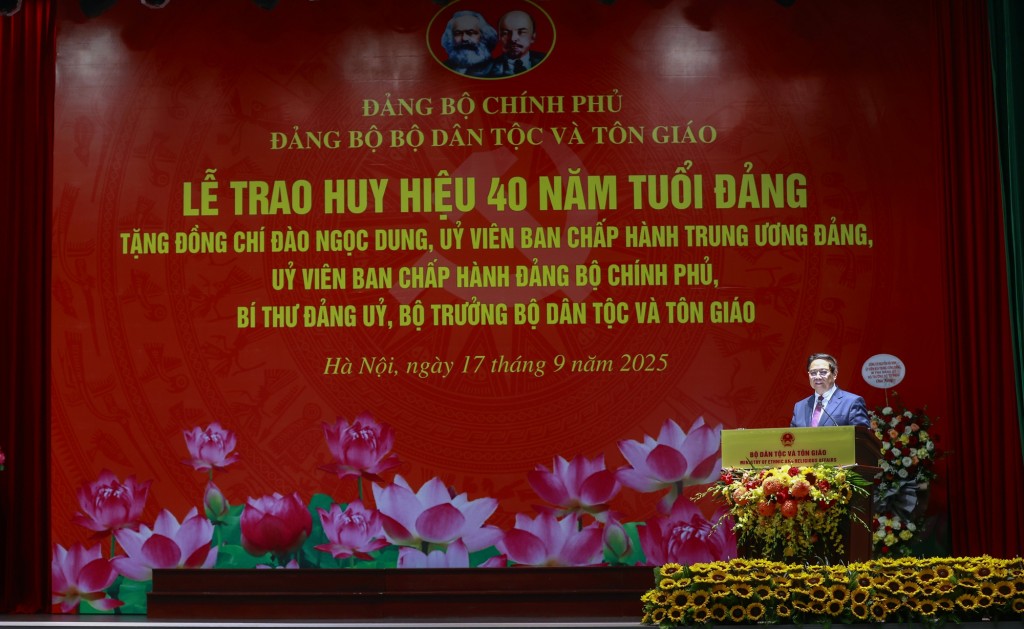 Thủ tướng Chính phủ Phạm Minh Chính dự lễ trao Huy hiệu 40 năm tuổi Đảng tặng đồng chí Đào Ngọc Dung, Ủy viên Trung ương Đảng, Ủy viên Ban Chấp hành Đảng bộ Chính phủ, Bí thư Đảng ủy, Bộ trưởng Bộ Dân tộc và Tôn giáo - Ảnh: VGP/Nhật Bắc