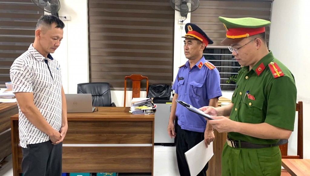 Cơ quan Cảnh sát điều tra Công an tỉnh Thanh Hóa tống đạt Quyết định khởi tố bị can đối với Phạm Văn Đức