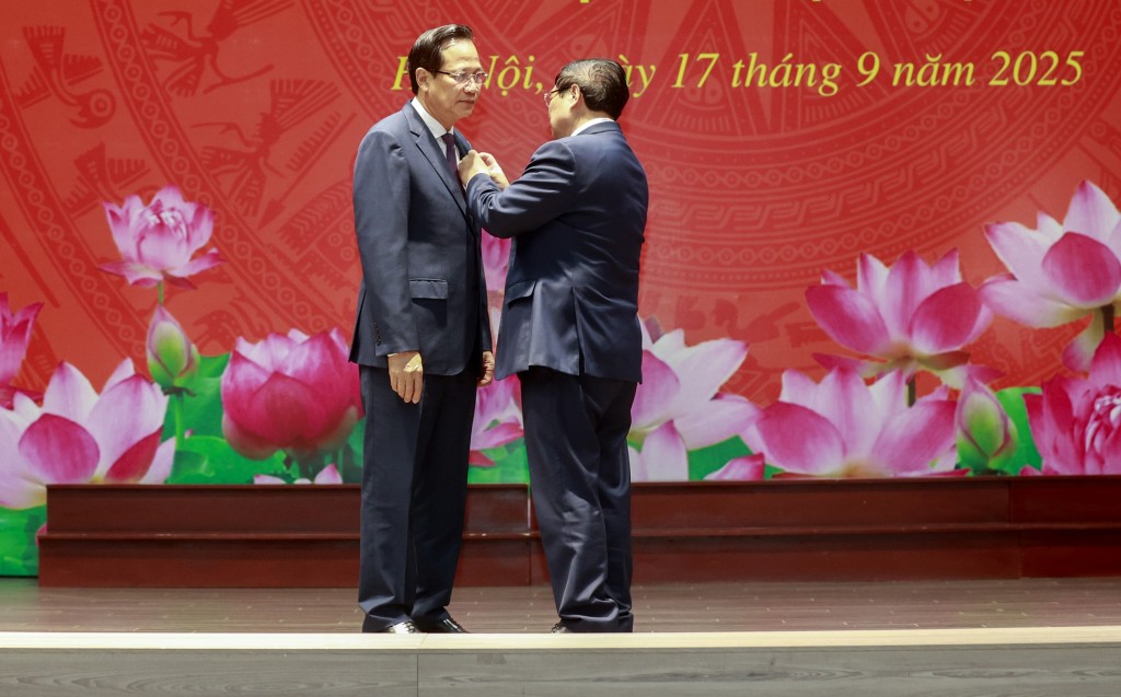 Thủ tướng Phạm Minh Chính trao Huy hiệu 40 năm tuổi Đảng tặng đồng chí Đào Ngọc Dung - Ảnh: VGP/Nhật Bắc