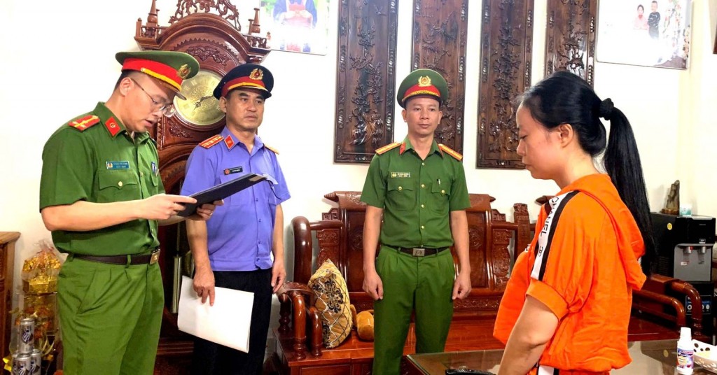 Cơ quan Cảnh sát điều tra Công an tỉnh Thanh Hóa thi hành lệnh khám xét khẩn cấp nhà của Phạm Văn Đức