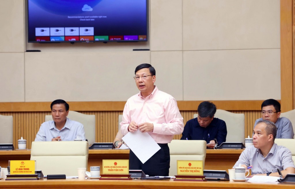 Phó Chủ nhiệm Văn phòng Chính phủ Phạm Mạnh Cường báo cáo tại cuộc họp - Ảnh: VGP/Nguyễn Hoàng Phó Chủ nhiệm Văn phòng Chính phủ Phạm Mạnh Cường báo cáo tại cuộc họp - Ảnh: VGP/Nguyễn Hoàng