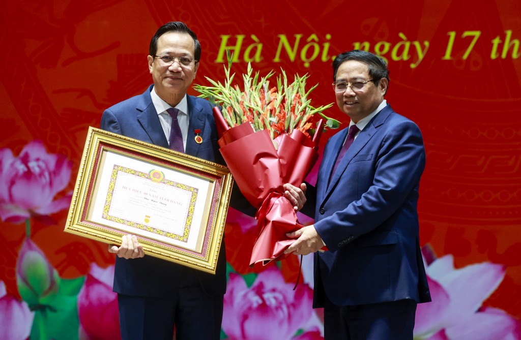 Thủ tướng chúc mừng đồng chí Đào Ngọc Dung - Ảnh: VGP/Nhật Bắc