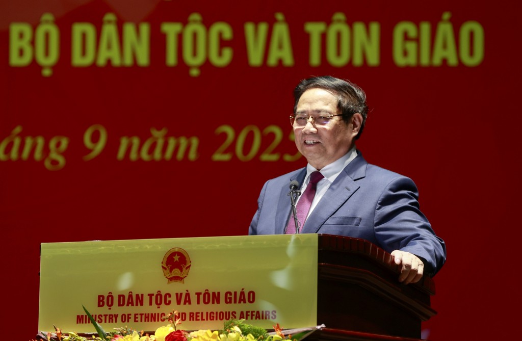 Thủ tướng đề nghị đồng chí Đào Ngọc Dung cùng với tập thể Đảng ủy, lãnh đạo Bộ Dân tộc và Tôn giáo và toàn ngành nêu cao tinh thần đoàn kết, đồng lòng, đóng góp nhiều hơn nữa cho Chính phủ nói riêng và sự nghiệp cách mạng vẻ vang của Đảng, của Nhân dân nói chung - Ảnh: VGP/Nhật Bắc