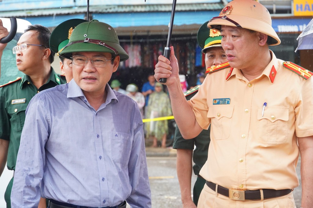 Phó Chủ tịch UBND tỉnh Quảng Trị Phan Phong Phú kiểm tra hiện trường vụ tai nạn