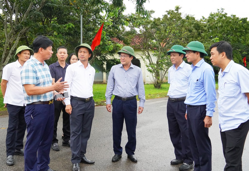 Lãnh đạo tỉnh Quảng Trị cùng các Sở, ban, ngành và địa phương liên quan kiểm tra điểm dự kiến xây dựng chợ tạm